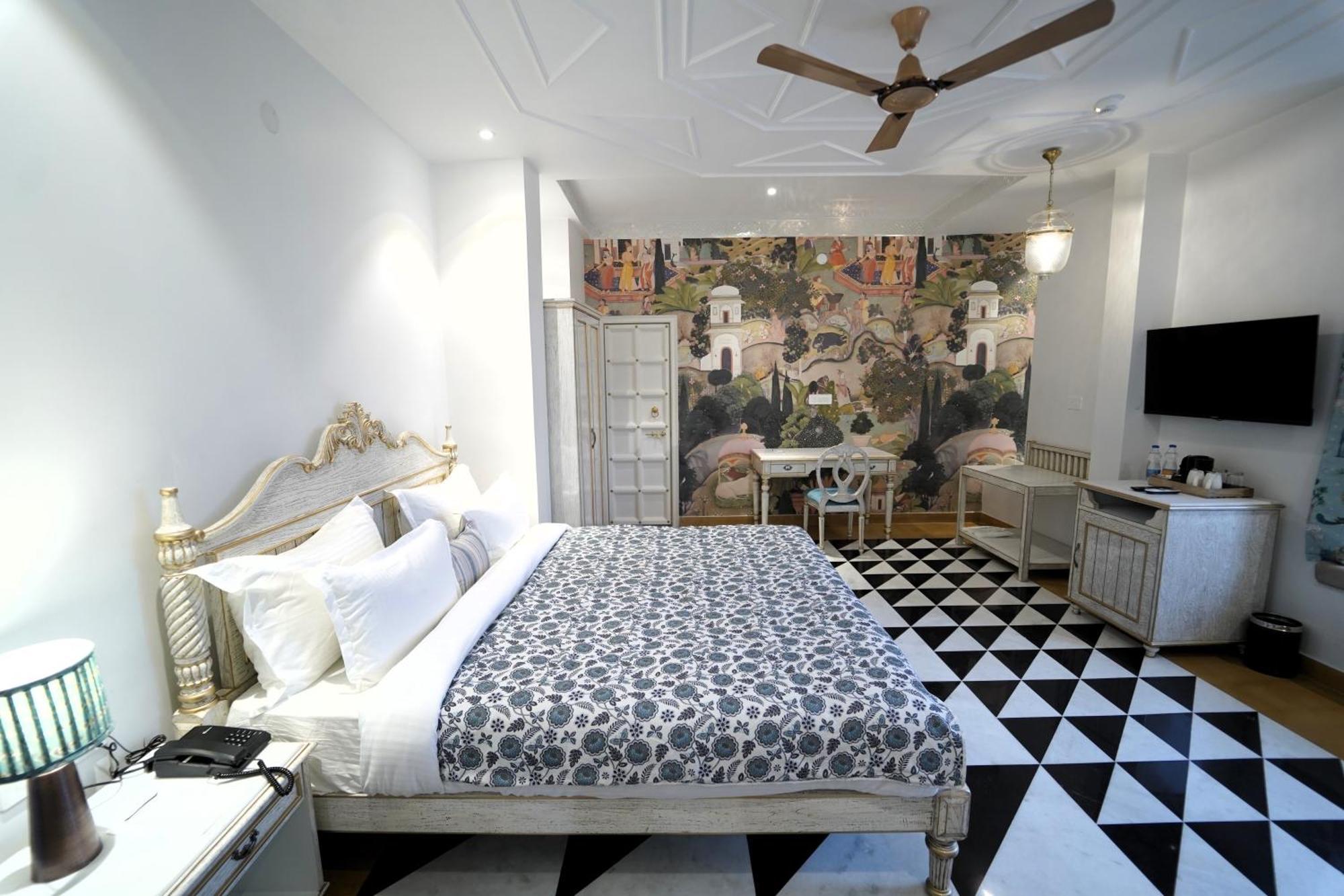 Grandrosse Boutique - Pichola Facing 3*
